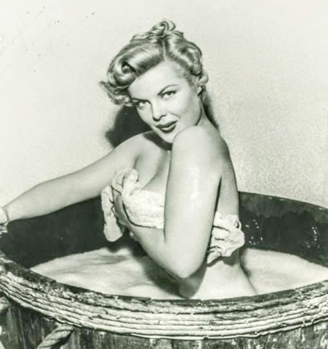 Aussiescribbler's tweet photo. Cleo Moore (1924-73) 

#actresses #CleoMoore https://t.co/PMNmBYdqLS