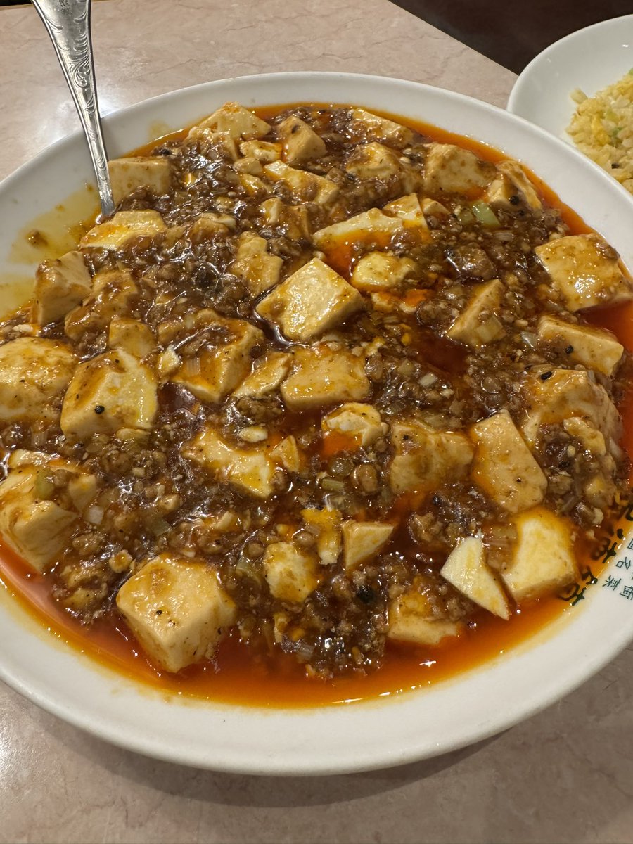 __mdr10's tweet photo. ウメさんと中華街で麻婆豆腐や！辛い！うまい！ウメさんハイボール2杯飲んでた！ https://t.co/dmmGmrOvyt