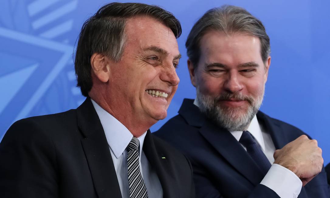 KaioSkipper's tweet photo. @KyleRobP @Metropoles Amigos de assistir jogo de futebol, e o problema é comprimentar alguém?
Interessante, o que acha dos abraços com Toffoli, pastel com o irmão do Gilmar Mendes e claro, Ciro Nogueira? https://t.co/nVJIqxpjCW