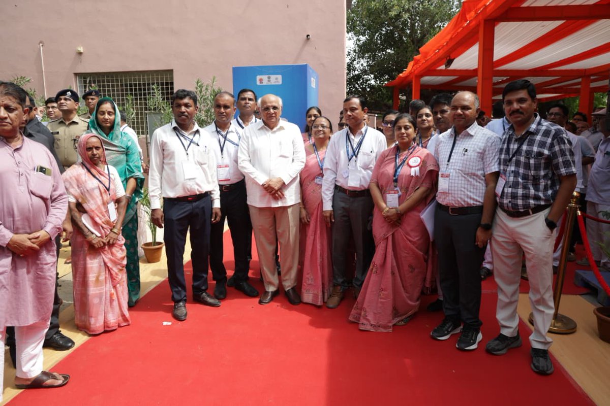CMOGuj's tweet photo. મુખ્યમંત્રીશ્રીએ બાળકોને શાળા પ્રવેશ કરાવ્યા બાદ વર્ગખંડની મુલાકાત લીધી હતી તેમજ વાલીઓ અને શાળા વ્યવસ્થાપન સમિતિના સભ્યો સાથે બેઠક યોજીને શાળામાં ચાલતી શૈક્ષણિક પ્રવૃત્તિઓ અને કામગીરીની સમીક્ષા કરી જરૂરી સૂચનો કર્યા હતા. આ ઉપરાંત, મુખ્યમંત્રીશ્રીએ શાળાના પ્રાંગણમાં વૃક્ષારોપણ કરી પર્યાવરણના જતન માટે મ��ત્તમ વૃક્ષારોપણ કરવાની અપીલ કરી હતી.
#ShalaPraveshostav2026