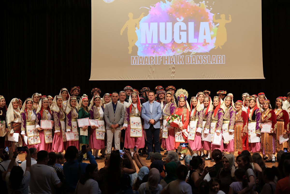 mugla_mem's tweet photo. MAARİF HALK DANSLARI GÖSTERİSİ YOĞUN KATILIMLA GERÇEKLEŞTİRİLDİ✅

Maarif Halk Dansları Toplulukları kapsamında, Müdürlüğümüz Strateji Geliştirme Birimi (Ar-Ge) koordinesinde kurulan Maarif Halk Dansları Ekibimiz, yoğun katılımla gerçekleştirilen yıl sonu gösterisinde izleyenlere unutulmaz bir gece yaşattı.

@tcmeb @Yusuf__Tekin @meb_sgb @tcmuglavaliligi @idrisakbiyik @emrecay55 @mugla_arge