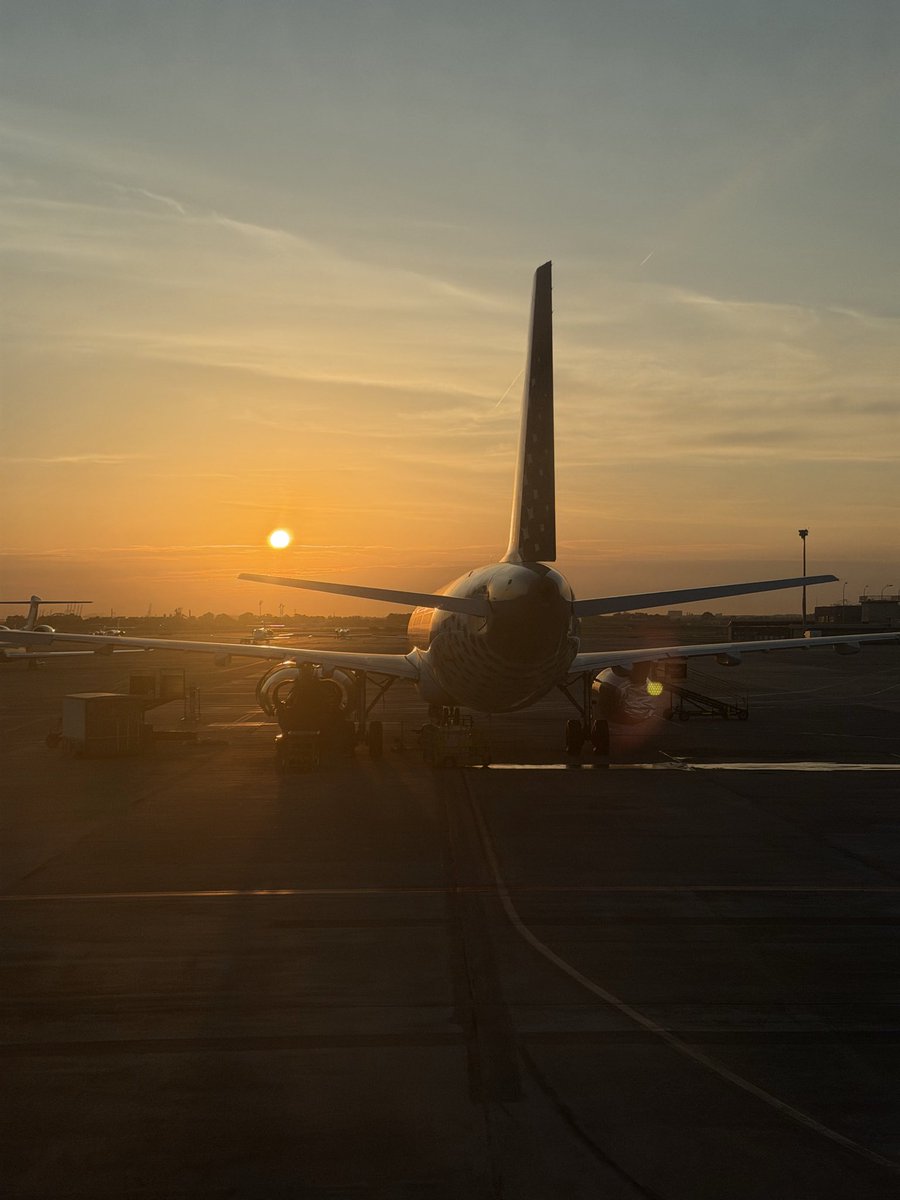 a320cat's tweet photo. Hi veieu alguna cosa estranya a aquest @Vueling? A veure qui troba les dues! https://t.co/VD6ew2qq1K