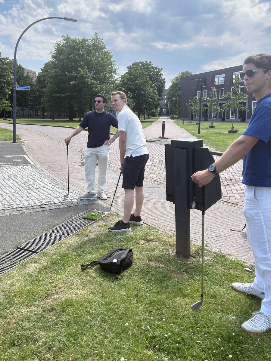 LeanForms's tweet photo. Met een gezamenlijke lunch en een ronde streetgolf door Breda trotseerden we vorige week de zon. ☀️
Naast veel gezelligheid ontdekten we ook iets anders: Binnen LeanForms loopt een collega rond die verrassend dicht in de buurt komt van een professionele golfer... ⛳ https://t.co/Hl60QlNgPB