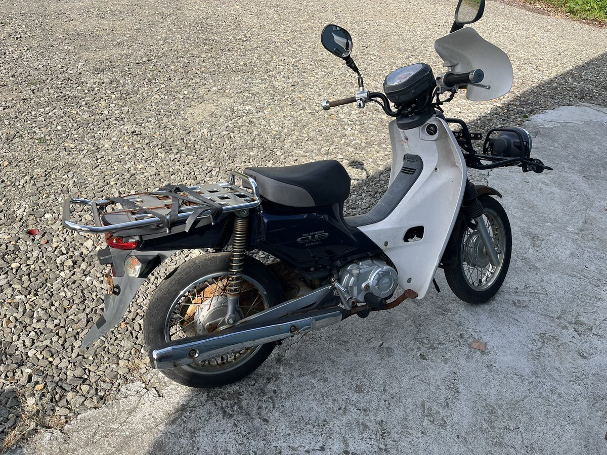 Adam1stAngel's tweet photo. このカブがこれから痛くなります。
ジャンク品扱いだったけどエンジンもかかるし、電気もイカれてないから優良物件 https://t.co/rNudLScoYp