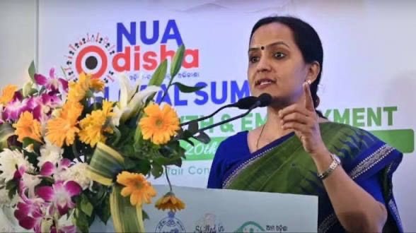 nistula's tweet photo. Former bureaucrat Sujata Raut Karthikeyan joins @bjd_odisha today in the presence of former Odisha CM @Naveen_Odisha . https://t.co/zNo1X5bI5b
