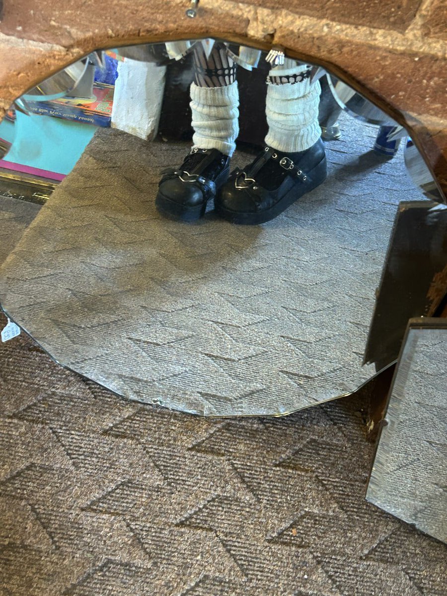 lucyymoonz's tweet photo. my feet have excellent taste https://t.co/IRVpbdTCLX