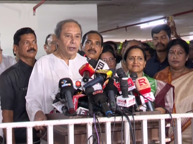otvkhabar's tweet photo. #ଆସନ୍ତା_ନିର୍ବାଚନରେ_ମୁଁ_ନେତୃତ୍ବ_ନେବି: #ନବୀନ
-ସୁଜାତା ବିଜେଡିରେ ମିଶିବା ପରେ ନବୀନଙ୍କ ବଡ଼ ବୟାନ
-ସୁଜାତା ଜଣେ ସାଧାରଣ କର୍ମୀ ଭାବେ ଦଳରେ ମିଶିଲେ
-'ଆସନ୍ତା ନିର୍ବାଚନରେ ମୁଁ ହିଁ ବିଜେଡିର ନେତୃତ୍ବ ନେବି'
#SujataJoinsBJD #NaveenPatnaik #BigStatement #SujataOrdinaryWorker #BJD #OTV https://t.co/McWVCfjgxJ