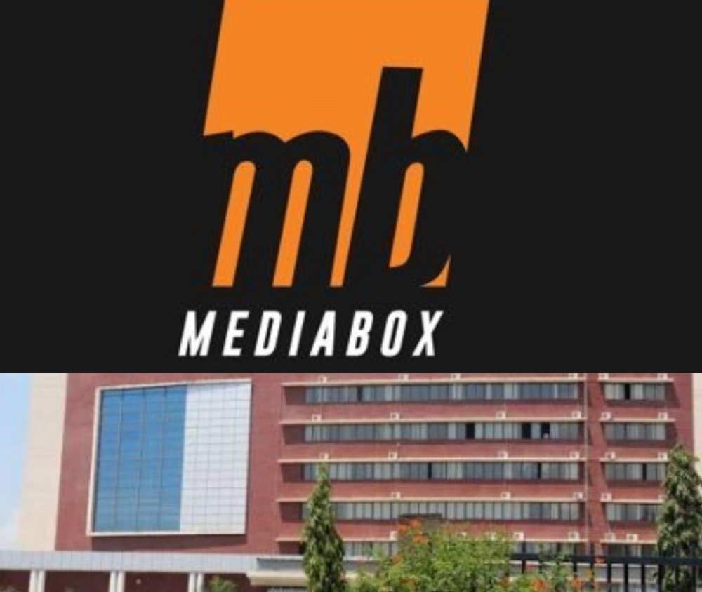 FOCODE_'s tweet photo. Affaire #MEDIABOX : le communiqué du ministère, ou l’art de parler sans éclairer

#FocodeMagazine |  25 juin 2026

Publié le 24 juin 2026, au lendemain des révélations de King Umurundi Freedom asbl sur le logiciel PTBA, le communiqué du ministère des Finances se veut rassurant. Mais derrière l’écriture sobre, la prudence institutionnelle et l’affichage d’une mobilisation technique, une impression s’impose : le ministère ne démonte pas les faits, il en baisse simplement le volume.

Le ministère des Finances est finalement sorti du silence. Mais il en est sorti comme on entrouvre une porte sans allumer la pièce.

Dans son communiqué du 24 juin 2026, il affirme que les opérations budgétaires “se poursuivent normalement”, reconnaît de “certaines lenteurs ponctuelles” et les attribue à la pression classique de fin d’exercice. Le message, en surface, est limpide : il y a surcharge, pas rupture ; tension, pas panne ; ralentissement, pas crise. C’est précisément là que le texte devient fragile.

Car les révélations de King Umurundi Freedom asbl ne décrivaient pas une simple circulation ralentie dans les couloirs d’un système surchargé. Elles visaient un logiciel précis — le PTBA —, un prestataire clairement identifié — MEDIABOX —, et un dysfonctionnement présenté comme assez sérieux pour désorganiser le travail du personnel et forcer les services à revenir à SIGEFI seul. Or, sur ce point central, le communiqué ne répond pas. Il contourne.

Il ne nomme ni le PTBA, ni MEDIABOX, ni la substance exacte des griefs. Il préfère parler de “certaines plateformes”, de “certaines lenteurs”, d’une “pression opérationnelle accrue”. Ce glissement lexical n’est pas neutre. Il dilue le précis dans le vague, comme on jette un drap sur un meuble encombrant. Le problème n’est plus un logiciel contesté ; il devient une difficulté ordinaire de clôture budgétaire. Le ministère ne dément pas. Il amortit. Il adoucit.
Il floute.

Autre point révélateur : la référence aux équipes techniques mobilisées, au “suivi renforcé” et à l’accompagnement des utilisateurs. En apparence, la formule rassure. En réalité, elle ouvre une fissure. Car si tout relève d’une pression normale de fin de mois, pourquoi insister autant sur la mobilisation technique ? Une équipe que l’on dit fortement mobilisée autour d’un système n’évoque pas seulement la vigilance ; elle laisse aussi deviner qu’un feu couve quelque part, même si le communiqué s’emploie à ne montrer que la fumée.

Le passage sur la “responsabilité” et la “prudence” participe du même mouvement. Au lieu de répondre aux révélations, le ministère met en garde contre les effets possibles d’informations incomplètes. Là encore, la focale glisse : du contenu des faits vers les risques qu’ils produiraient dans l’opinion.

Au fond, ce communiqué a la tenue d’une parole officielle, mais pas la netteté d’une réponse. Il lisse la surface, sans toucher au noyau dur. Et dans cette affaire, une question demeure, intacte comme une pierre au milieu du courant :

le ministère décrit-il une simple surcharge de clôture, ou tente-t-il de banaliser les symptômes d’un outil déjà contesté — au risque, peut-être, de tendre un parapluie discret à MEDIABOX ?

#FocodeMagazine |  La Rédaction