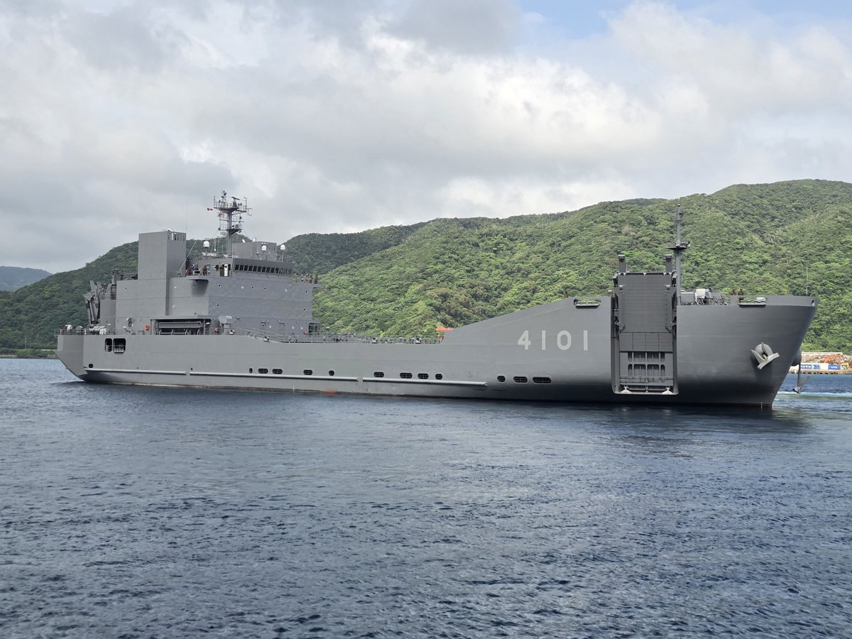 10_AMAMI_34's tweet photo. 曳船(タグボート)の
サポート得ながら出港(離岸)しました🚢

お気をつけていってらっしゃい👋

撮影日.2026.6.25(木)📷

#輸送艦
#ようこう
#船好き https://t.co/Qn7pSxHJ8s