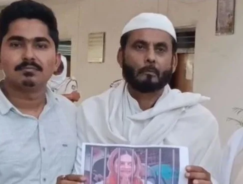 DeshbandhuMp's tweet photo. https://t.co/cSou3FssRb
रीवा में फूटा मुस्लिम समाज का गुस्सा: पैगम्बर साहब पर आपत्तिजनक टिप्पणी के खिलाफ ज्ञापन, नाजिया इलाही खान पर कार्रवाई की मांग
#RewaNews #Protest #SocialHarmony #MadhyaPradesh #ActionDemanded #ReligiousHarmony
@MoHUA_India @RewaCollector https://t.co/J51U4JzRnP