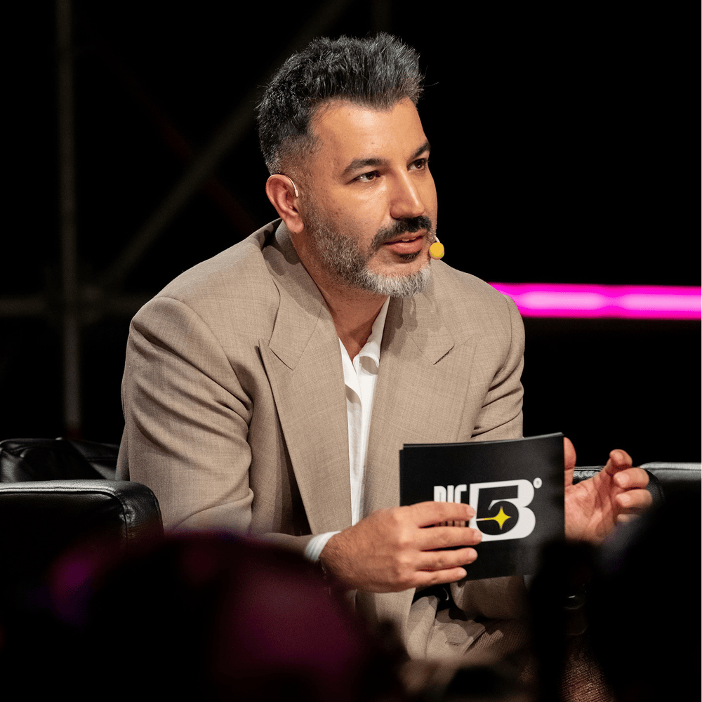 populicc's tweet photo. Tolga Akış: "Ben iyi bir rap dinleyicisiyim ama rap artistlerinin çalışma disipliniyle bizim yapımız bir araya gelemez.

Berkcan Güven'le 'Begefendi' albümünü ofiste yatıp kalkarak yaptık.

O süreçte çalışma tarzının bizimle örtüşmediğini anladık. Sonrasında albümü Berkcan'a hiçbir şey talep etmeden iade ettim.

O günden sonra rap konusu şirketimiz için biraz tabulaştı."