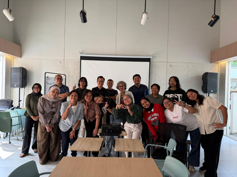 VisiIntegritas's tweet photo. 📢 Memperkuat narasi advokasi masyarakat sipil! ✊🏽
@antikorupsi bersama @VisiIntegritas menggelar "Pelatihan Penulisan Opini" bagi para aktivis pada 22-24 Juni 2026 di Resonansi, Jakarta Selatan.

Diikuti oleh 10 peserta dari ICW, @ICEL_indo @walhinasional @lbhpersjakarta https://t.co/x0dZPWBb3a