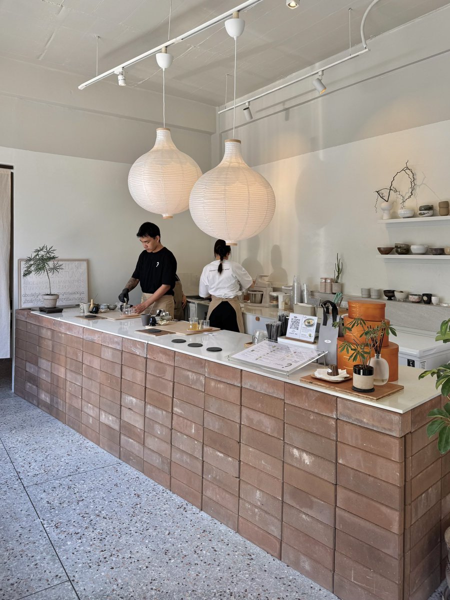 placestwogo's tweet photo. WHY MATCHA?
ร้านมัทฉะเปิดใหม่แถวบางขุนนนท์ ในเวิ้งเดียวกับ table talk cafe ตกแต่งแบบเรียบง่ายด้วยโทนสีขาว แซมด้วยไม้ อิฐ และมีต้นไม้ช่วยเพิ่มความโคซี่ ชอบๆ เราไปวันธรรมดาช่วงบ่ายบรรยากาศกำลังดีเลย ร้านโล่งๆ แถมแสงสวยด้วย🍵🤍 เมนูเครื่องดื่มจะมีทั้ง clear, cold whisk และ special menu ต่างๆ หลายตัวเลย หรือใครไม่ดื่มมัทฉะ เค้าก็มี non-matcha ไว้เป็นอีกหนึ่งทางเลือกด้วย ฮ่าๆ ส่วนขนมจะมีเป็นเจลาโต้กับ why matcha maru ที่จะคล้ายๆ matcha terrine เสิร์ฟมาพร้อมคุกกี้ และครีมสดที่โรยผงคินาโกะด้านบน จานนี้อร่อยมากๆๆๆๆๆ แนะนำสุดๆๆๆๆ ชาวฝั่งธนฯ มีร้านมัทฉะดีๆ เพิ่มอีกหนึ่ง!
#รีวิวคาเฟ่ #PlacestwoGo