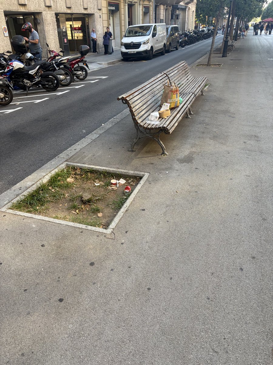 MMabogada's tweet photo. Cada mañana, la Rambla Cataluña se despierta hecha un vertedero.  Todos los alcorques y bancos llenos de latas, bolsas, tarrinas de helado, etc.

Es la teoría de las ventanas rotas.

#Barcelona https://t.co/Ej8Y13cy9O