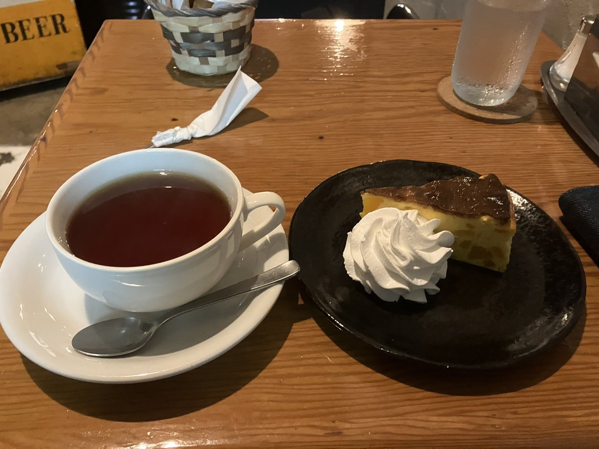 tm_golf_running's tweet photo. 雨降りだったので、車で町田ノイズへ🚙
駐車場は軒並み満車🙃
Bチキとカボチャのチーズケーキの王道メニューで満腹です😁
「風神雷神」原田マハもぼちぼち読み進んで良い感じの休日です https://t.co/QDEF9BZ6Yf