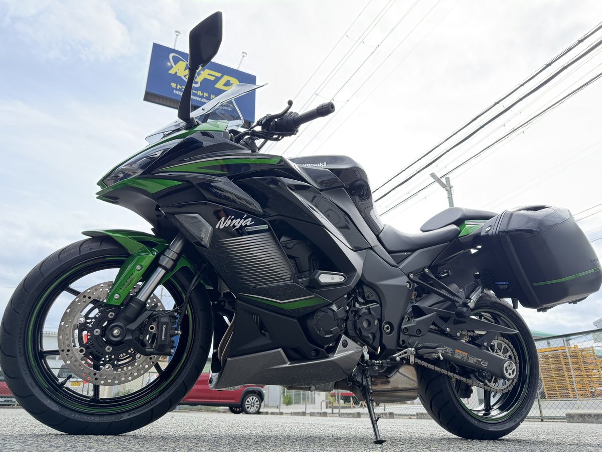 mfd_kobe's tweet photo. 🔥極上中古車入荷！ニンジャ1000SX💚 
2023年式の超キレイなワンオーナー車が入荷！
✅アクラポビッチマフラー 
✅純正パニアケース 
✅ローダウン仕様（足つき安心！） など豪華カスタム多数✨

お問い合わせは👇
🔗 https://t.co/Dt2W1mTgjb
#MFD神戸店 #Ninja1000SX #カワサキ https://t.co/ONex0JlC0m