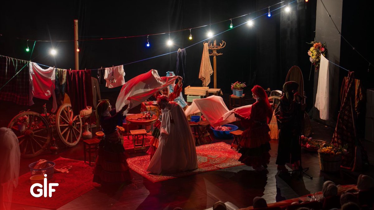 guzelislerfab's tweet photo. GİF Safveti Paşa öğrencilerimiz, “Hangi Juliyet” adlı tiyatro oyunuyla, izleyicisiyle buluştu. 🎭

Gençlerimizin sergilediği keyifli oyuna Başkan Vekilimiz Burcu Birinci de eşlik etti.

Hayallerini sahneye yansıtarak, seyiricisine keyifli anlar yaşatan öğrencilerimizi tebrik ediyoruz. 💚