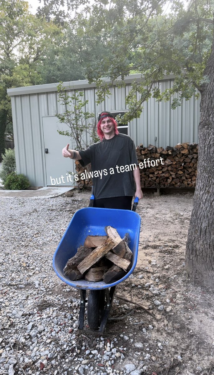 5SOSIndonesia's tweet photo. @Michael5SOS as tukang kebun core https://t.co/qVDotQ5HAO