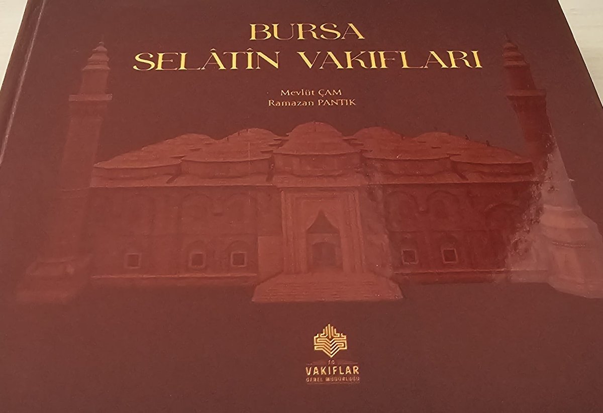 Bursavakiflar's tweet photo. "Şüphesiz hızlı ve çabuk geçen dünya hayatını, sonsuz ve ebedi bir yurt olan ahiret hayatı ile değiştirmek daha hayırlıdır. Dünyada akıllı ve gaflete düşmeyen o kimsedir ki, Allah'ın huzuruna malsız mülksüz selim bir kalple gelir. İşte o kimse mutlu ve mesut kişilerdendir ve ecel gelmeden kısa ömründe ahirete azık olarak hazırlamak amacıyla Allah yolunda mallarını tasadduk eder, sadaka verir, Vakıflar kurarak hayrat eserler inşa eyleyerek, Hayırlı hizmetler ifa edip, Müslüman fakirler, durumları bozulan kişilerin gece gündüz ihtiyaçlarını yerine getirerek gönüllerini hoşnut edecek hayırlı hizmetler yapar." 

Sultan Çelebi Mehmed Han Vakfiyesinden ..

Vefatının 605. Sene-i devriyesinde Sultan Çelebi Mehmed Han’ı rahmet, minnet ve dualarla yâd ediyoruz. 

📍 Yeşil Külliyesi - Yeşil Türbe, Bursa
📅 25 Haziran 2026 Perşembe
🕜 13.30
📖 Kabri başında Kur’an-ı Kerim tilaveti ve dua
🍚 Pilav ikramı
🥣 Aşure ikramı

Tüm vatandaşlarımız davetlidir.