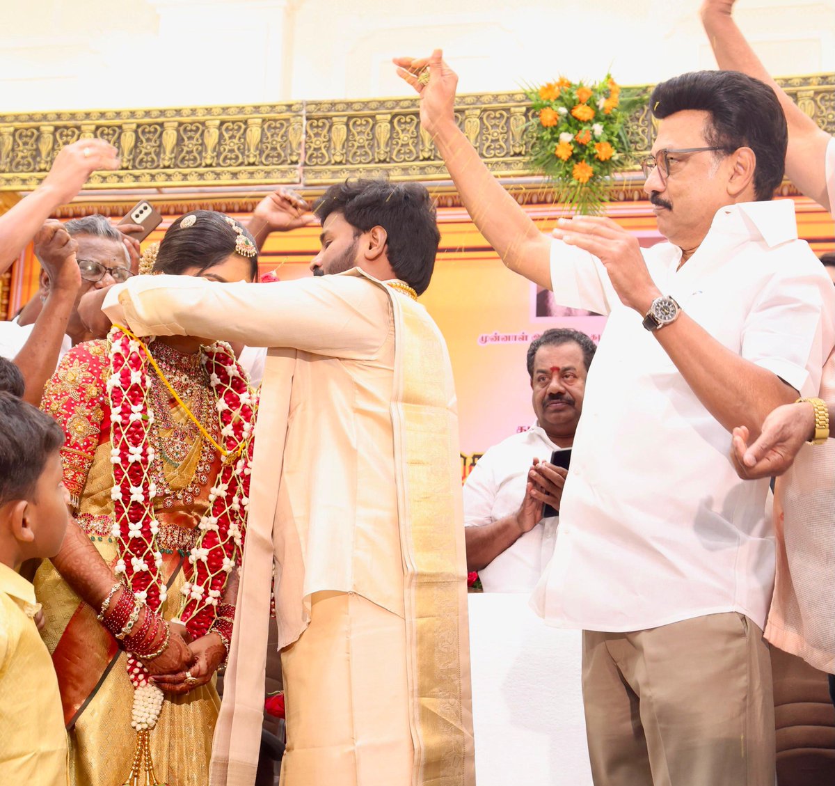 mkstalin's tweet photo. முன்னாள் அமைச்சர் - கழக விவசாயத் தொழிலாளர் அணித் தலைவர் திரு. உ. மதிவாணன் அவர்களது இல்ல மணவிழாவில் பங்கேற்று மணமக்கள் மதி.கதிரவன் - மௌனிகா ஆகியோரின் இல்லறம் மகிழ்ச்சி நிரம்பிய நல்லறமாக விளங்கிட வாழ்த்தினோம்! https://t.co/F3kHgvR9JH