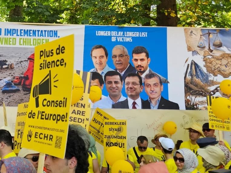 kaanarslanKA's tweet photo. 🚨FETÖ'cüler Ekrem İmamoğlu için yürüyüş yaptı, Özgür Özel'e destek verdi!

▪️Fransa'nın Strazburg şehrinde dün yürüyüş yapan firari FETÖ'cüler, AİHM'e Türkiye'yi şikayet ettiler.

▪️Ekrem İmamoğlu, Osman Kavala, Selahattin Demirtaş, Hidayet Karaca, Mehmet Baransu için özgürlük istediler.

▪️FETÖ destekçisi Hilal Nesin, “İmamoğlu işin buradayım. CHP 15 Temmuz’a inanmasaydı İmamoğlu cezaevinde olmayacaktı.” dedi

▪️Avrupa Parlamentosu Milletvekili Raquel García Hermida-var der Walle “yanınızdayız” mesajı gönderdi.

▪️Avrupalı 10 siyasetçiden FETÖ eylemine destek açıklaması geldi.

▪️Enes Kanter de yürüyüşe katıldı ve Türkiye aleyhinde konuşma yaptı.

👇👇👇

https://t.co/Aov4kS7BkU