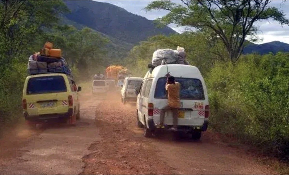 michombero's tweet photo. #Nord_Kivu : kidnappings, braquages et rançons, l’insécurité s’enracine dans les zones sous contrôle du M23 et de l’armée rwandaise

Les témoignages des usagers de la route, les alertes de la société civile ainsi que les rapports des organisations de défense des droits humains convergent vers un même constat : les violations des droits humains se multiplient dans les territoires du Nord-Kivu contrôlés par les rebelles du M23, soutenus par le Rwanda.

En l’espace de quelques jours seulement, plusieurs cas de kidnappings et de braquages ont été signalés dans les territoires de Rutshuru et de Bwito. Le 24 juin, plusieurs motocyclistes et leurs passagers, dont des enfants selon des sources locales, ont été enlevés sur l’axe Kibirizi–Rwindi. Deux conducteurs identifiés comme Kangole et Izorini restent portés disparus après une embuscade tendue en pleine journée dans une zone pourtant sous administration du M23.

La veille, un notable connu sous le nom de Shaole a été kidnappé à Mazingiro, dans le groupement de Bwito. Ses ravisseurs réclameraient une rançon de 8 000 dollars américains pour sa libération.

Sur la route nationale numéro 2, entre Kiwanja et Kanyabayonga, un convoi de véhicules a également été braqué à Busendo le 23 juin. Des hommes armés ont dépouillé les passagers de leur argent, de leurs téléphones et de leurs biens de valeur avant de disparaître. Quelques jours auparavant, un camion avait déjà subi une attaque similaire aux escarpements de Kabasha.

Pour les habitants et les voyageurs, ces incidents ne sont plus des faits isolés mais les manifestations d’une insécurité chronique qui s’installe dans les zones occupées. Plusieurs organisations locales dénoncent une situation où les enlèvements contre rançon, les braquages et les atteintes aux libertés fondamentales deviennent quasi quotidiens, au point que certains usagers parlent désormais d’une opération « un jour, un kidnapping ou un braquage ».

Face à cette succession d’exactions, les défenseurs des droits humains s’interrogent sur la responsabilité des autorités de fait qui contrôlent ces territoires. Ils estiment que le M23 et ses soutiens rwandais ne peuvent se soustraire à leur obligation de garantir la protection des populations civiles vivant sous leur contrôle effectif.

Alors que Kigali et le M23 affirment vouloir rétablir l’ordre dans les zones qu’ils occupent, la réalité décrite par les victimes et les organisations locales est celle d’une population abandonnée à la peur, aux enlèvements et aux violences. 

Pour de nombreux observateurs, la multiplication de ces abus constitue un sérieux acte d’accusation contre les forces qui exercent aujourd’hui le contrôle sur une partie du Nord-Kivu.