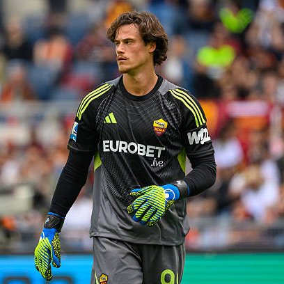 CalcioFCEN's tweet photo. 🚨🇷🇸 JUST IN: Juventus could offer Roma up to €35M to sign Mile Svilar this summer, as they continue to search for a goalkeeper.

Roma are seriously considering the bid as they need to recover €50M in capital gains losses in a short time.

— @tuttosport