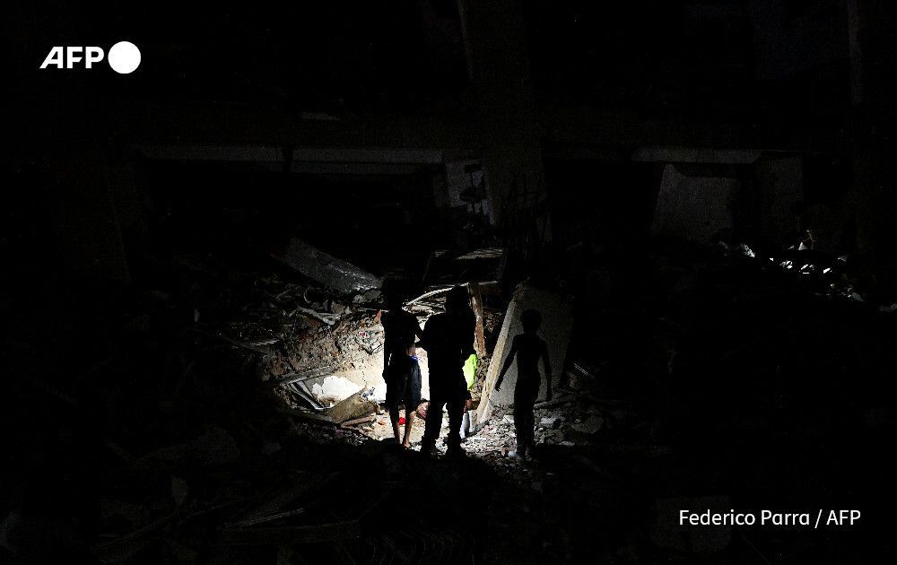 AFP's tweet photo. Powerful twin earthquakes have killed 32 people and injured more than 700 in Venezuela, the nation's interim president says, after the massive shocks collapsed entire buildings and sent people running in panic

https://t.co/VEzL7XkGP2 https://t.co/uciDf8eP6B