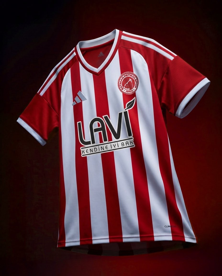 Footy_Headlines's tweet photo. 𝐁𝐚𝐭𝐦𝐚𝐧 𝐏𝐞𝐭𝐫𝐨𝐥𝐬𝐩𝐨𝐫 𝟐𝟔-𝟐𝟕 𝐊𝐢𝐭𝐬 𝐑𝐞𝐥𝐞𝐚𝐬𝐞𝐝

Turkish TFF 1. Lig side Batman Petrolspor have officially launched their new kits for the 2026-27 season. Made by Adidas, the new shirts were unveiled across the club's social media channels, highlighting their traditional colors and the club's fighting spirit ahead of the upcoming campaign.

The new Adidas Batman Petrolspor 2026-27 jerseys are based on standard Adidas teamwear templates, incorporating the club's signature crest and classic red and white color palette. Fans will soon be able to purchase the new 2026-27 shirts, as local media have confirmed they will be available at the official Petrolstore in the near future.