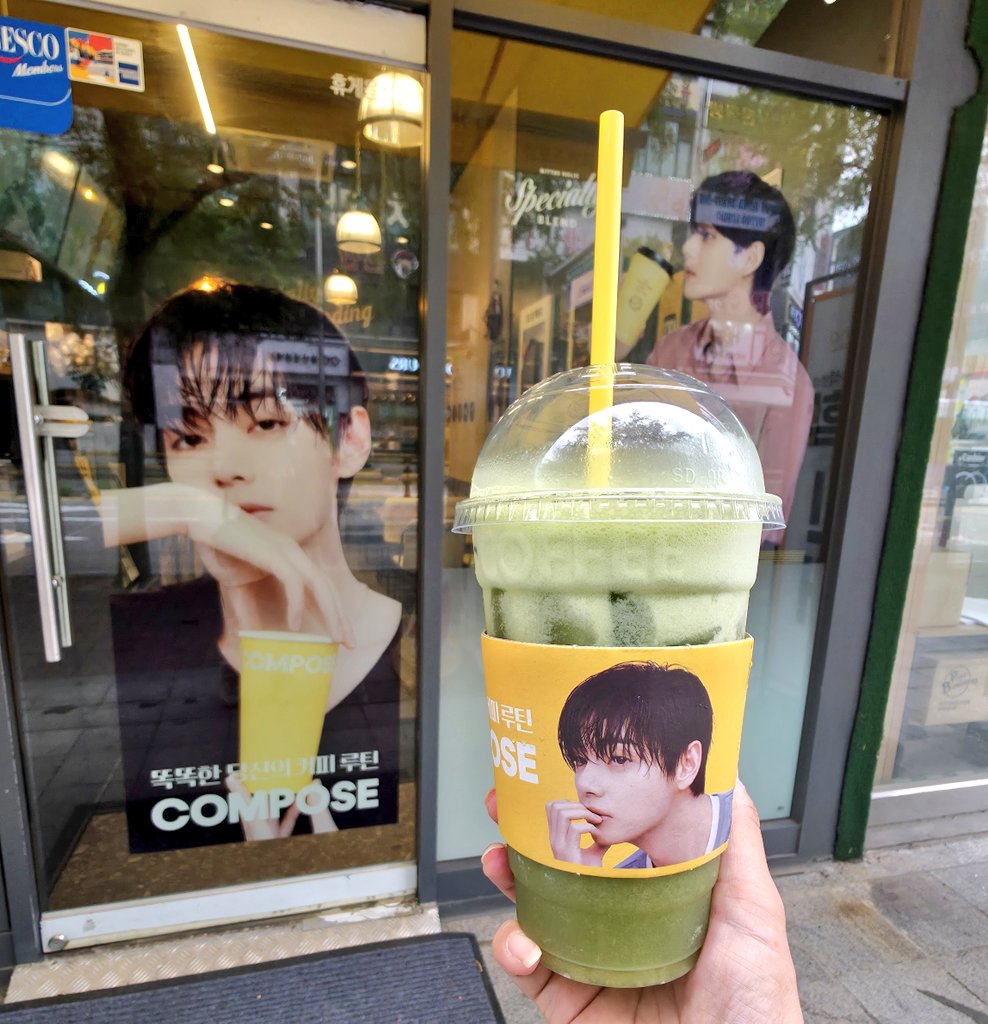 tanyforever613's tweet photo. 갑자기 컴포즈 샤머케주스에 꽂혀섴ㅋㅋㅋ
새벽에 라이브와서 더 보고팠는데 오늘도 태형이 얼굴도장 찍고감...캬아 모델 지짜 잘생겨따😘

#TaehyungxComposeCoffee #VxComposeCoffee #뷔
#우리는_뷔와함께_컴포즈커피
#WithV_ComposeCoffee https://t.co/wNKuv4PdXt