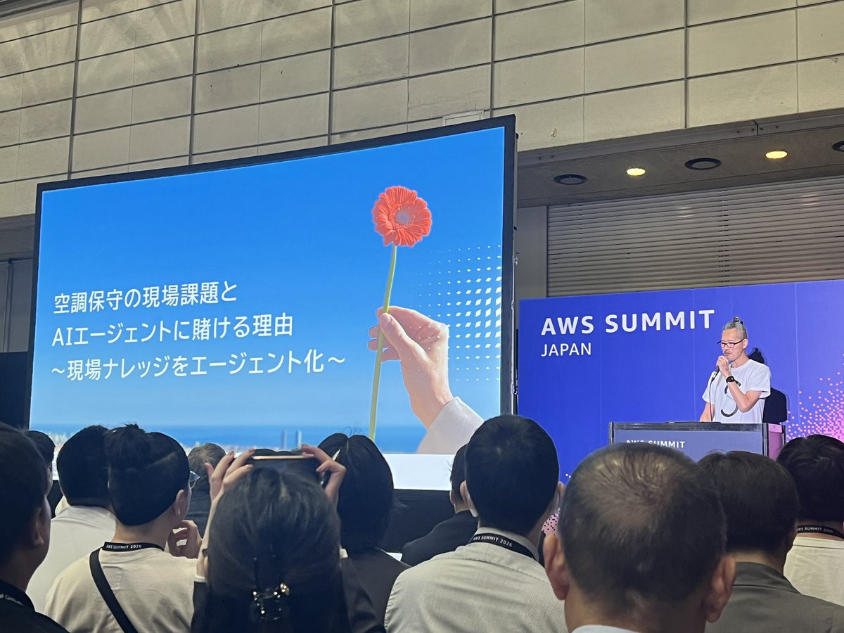 mkdev_10's tweet photo. @_YukiOgawa さんを見にきました🤩
#AWSSummit https://t.co/pqaVikvsJ3