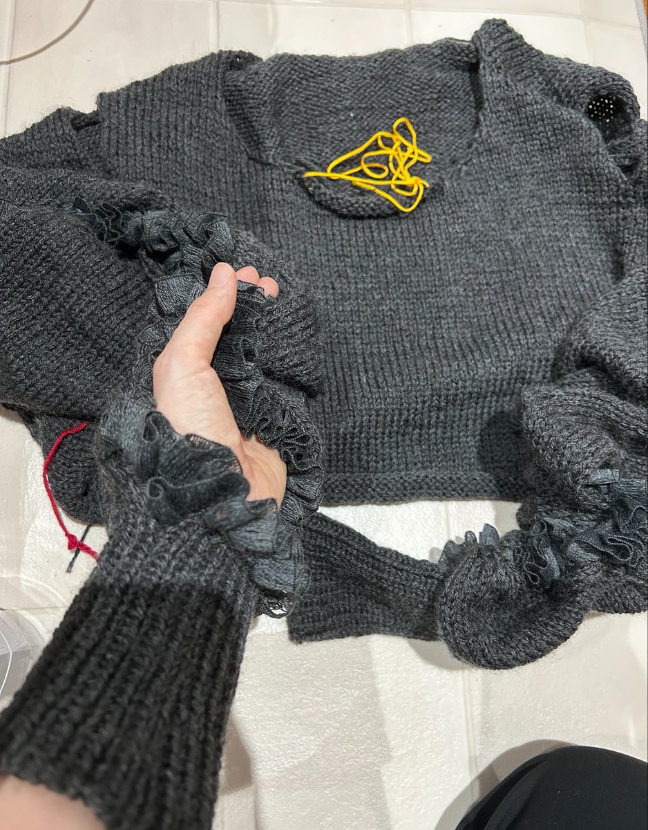 N_129369's tweet photo. 袖のあちこちに穴の空いたフリルニット(写真は袖から手を入れてます)
あとは首周りとウエストを編む https://t.co/x45PIX7soL