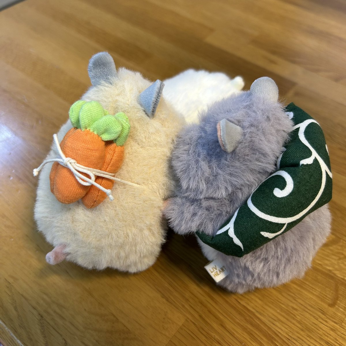 sato2402's tweet photo. はむ🐹にもドルミスのお土産

カワイイ…😆

🥕にんじんクッション
👜風呂敷風バッグ
Kapricaスケロク様(@suke_loku_26 ) https://t.co/wRL4DuljzL