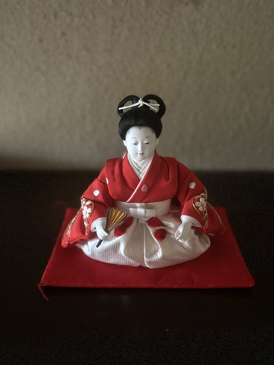 nuibenotsukasa's tweet photo. 丸平大木人形店さんへ納めた
流水に桜橘の丸の刺繍が稚児人形に出来上がり
見せていただきました

七つ参りではこの髪型を娘にさせるんだとワクワクしています https://t.co/yDYQzRp2qj