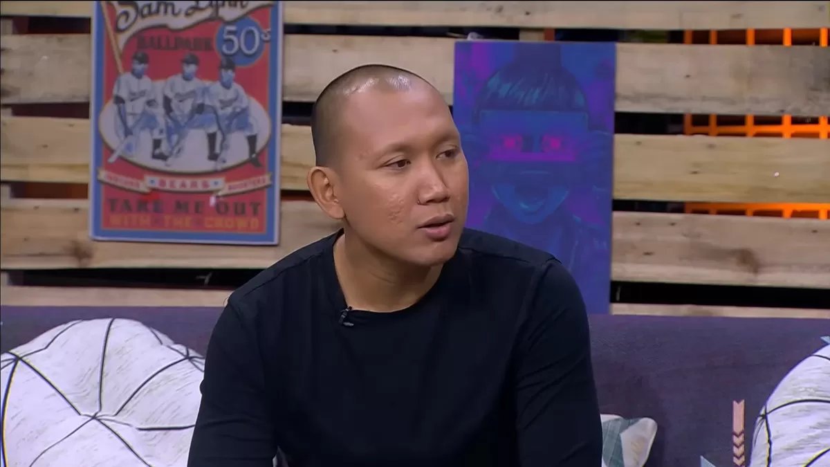 insidefolkative's tweet photo. Oki Rengga dalam postingan terbarunya di Threads: 

"Barusan liat Video pak Prabowo ngomong, hanya di Indonesia Polisi ngurus pertanian, Tentaranya sering ada di Sawah, Angkatan Laut tanam kedelai, Angkatan udara tanam tebu, ya memang cuma di Indonesia pak, karena di negara lain, tugas mereka semua bukan bercocok tanam pak, mereka kan bukan petani, terus kalau mereka yang ngurus? petani ngurus apa? masak petani harus jadi pelukis pasir."