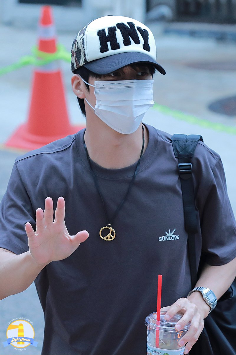LIGHTHOUSE_66's tweet photo. 260625 출근 #동운 💜

오늘도 화이팅팅야!!🫶🏻
#손동운 #SONDONGWOON @beastdw https://t.co/9IPbRJaiNZ