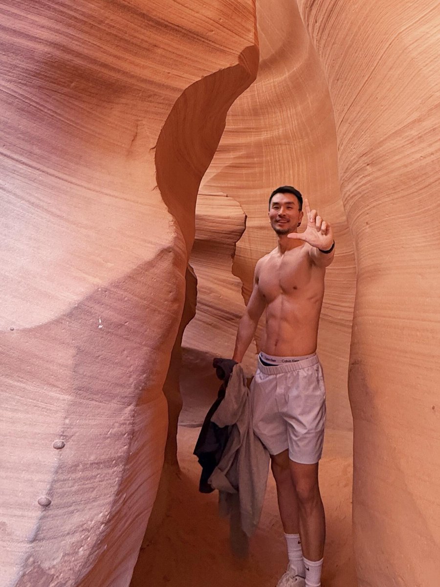Sofiamd4kd's tweet photo. Walking through the swirling, undulating rock walls of Antelope Valley, you truly understand what nature’s ultimate art of color and form is all about. But hey, don’t take your clothes off like I did, or the guide will yell at you, haha🏜️☀️🤣😅  📍AntelopeCanyon https://t.co/J89ANGY0lO