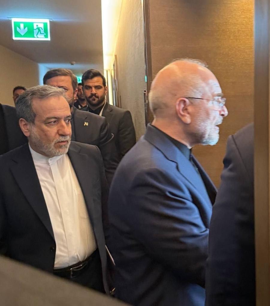 Persianshahh's tweet photo. چند روز پیش یه عکس از قالیباف و عراقچی اومد بیرون که موقع ورود به اتاق مذاکره، به شدت ترسیده و تعجب کرده بودن!

همه براشون سوال بود که چی دیدن، تا امروز که عکس اصلی از یه زاویه دیگه منتشر شد 
@JohnnySins  😀 https://t.co/gwl1l8E8t1