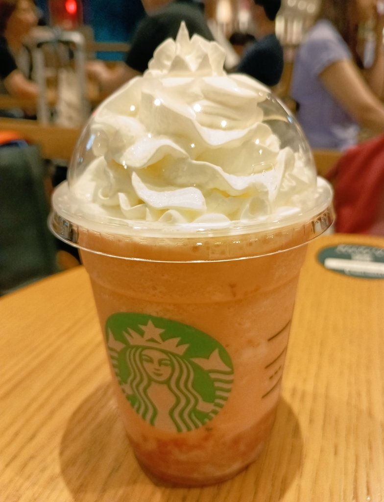 partiti660's tweet photo. スタバの新作ピーチフラペチーノ。
評判イマイチでびっくりした。
ちょっと渋みがあって、ピーチティー(紅茶)が入ってるのかと思ったら違うのね。その渋みがダメっていう意見をよく見ました。
甘ったるくなくて桃の果肉もたっぷりで、私は好きなんだけどな。 https://t.co/1e4EdWZhHb