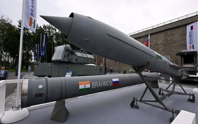 mdjunior2003's tweet photo. 🚀 Reports of UAE interest in India's BrahMos missile have sparked strong reactions on Saudi social media. The growing global demand highlights BrahMos' reputation as a powerful and advanced defence system. 🇮🇳
#BrahMos #Defence https://t.co/VFOrAwukYo