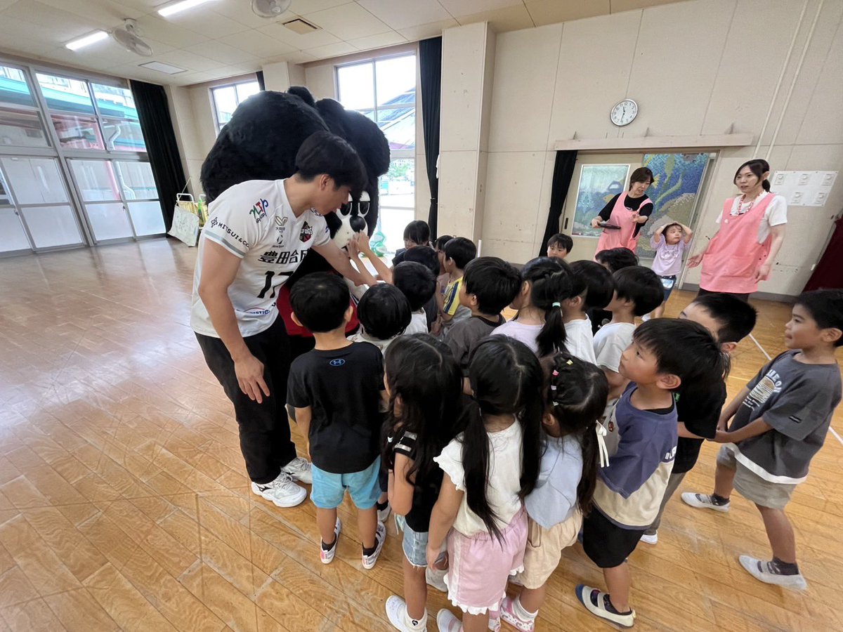 woldo_WDnagoya's tweet photo. けんてぃ先生の保育園バレーボール体験教室で、一宮市立赤見保育園を訪問したド😊✨

園のお友だちが最後の最後までボクらに手を振ってくれていて、まるでバレーボールの試合会場みたいだったド🥹

赤見保育園のみんなありがド〜😭💖

#一宮市
#市川健太
#ウルフドッグス名古屋
#ウルドくん https://t.co/XzXirq85Gt