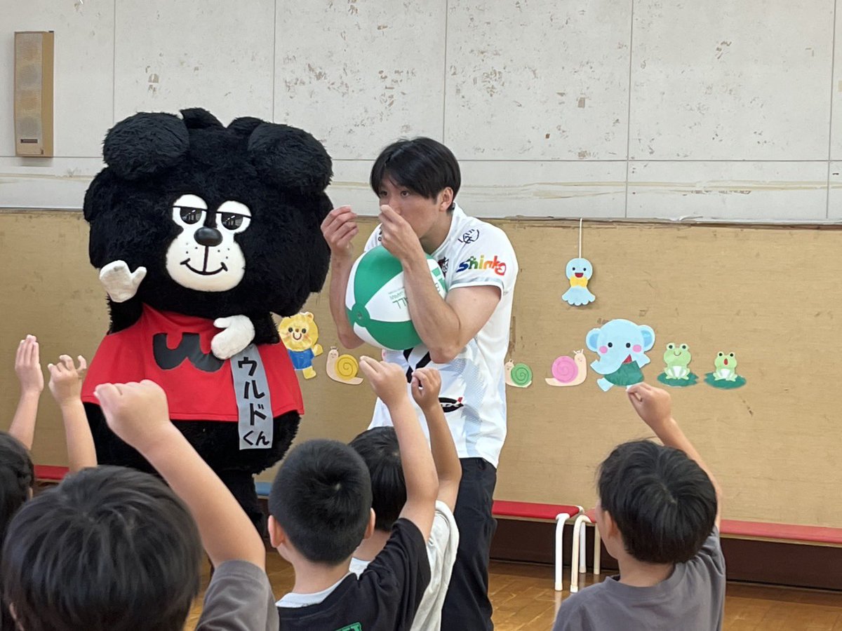 woldo_WDnagoya's tweet photo. けんてぃ先生の保育園バレーボール体験教室で、一宮市立赤見保育園を訪問したド😊✨

園のお友だちが最後の最後までボクらに手を振ってくれていて、まるでバレーボールの試合会場みたいだったド🥹

赤見保育園のみんなありがド〜😭💖

#一宮市
#市川健太
#ウルフドッグス名古屋
#ウルドくん https://t.co/XzXirq85Gt