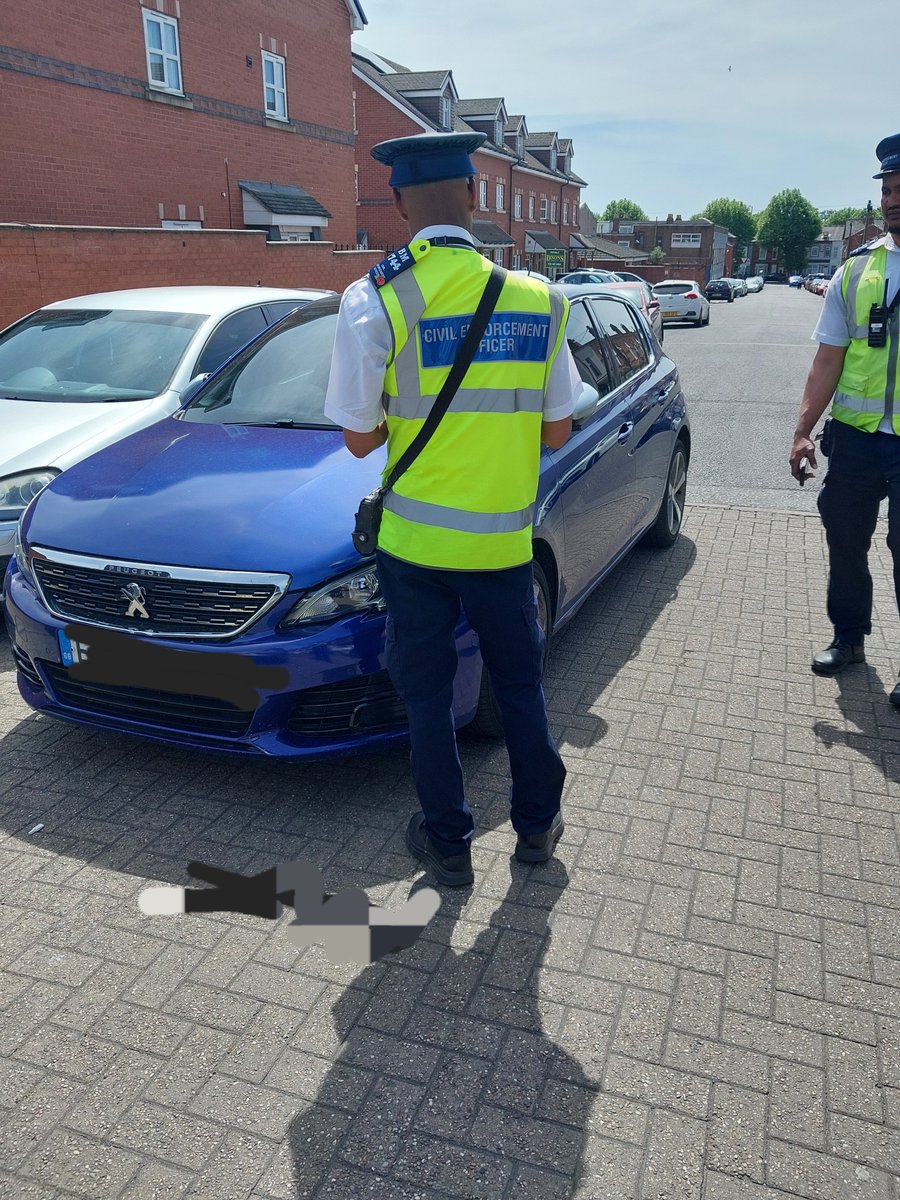 SparkbrookWMP's tweet photo. Joint patrol in Sparkbrook with Civil Enforcement Officers  to deal with complaints of double parking several fixed penalties issued #parklegalparksafe https://t.co/aY6pWfT5Pe
