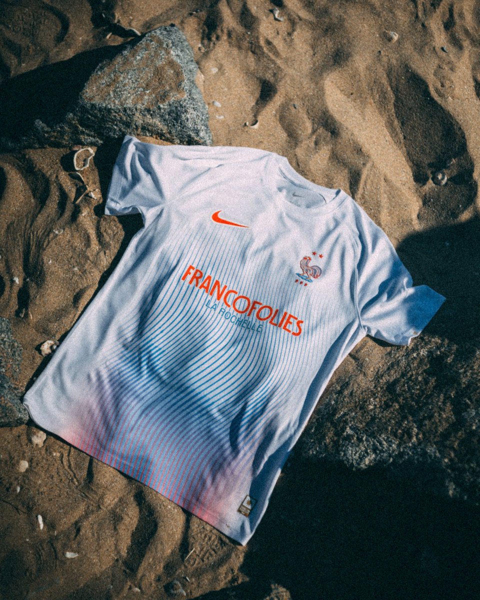 FFF's tweet photo. ⚽️ 𝗙𝗙𝗙 𝘅 𝗙𝗥𝗔𝗡𝗖𝗢𝗙𝗢𝗟𝗜𝗘𝗦 🎵

Une collaboration qui célèbre la passion, le collectif et l’énergie du live. 
Le maillot qui connecte la pelouse à la scène 👕🔥

Des terrains de football aux pieds des tours de La Rochelle, on vibre ensemble 🙌 

@francofolies https://t.co/51M1wcvnXV