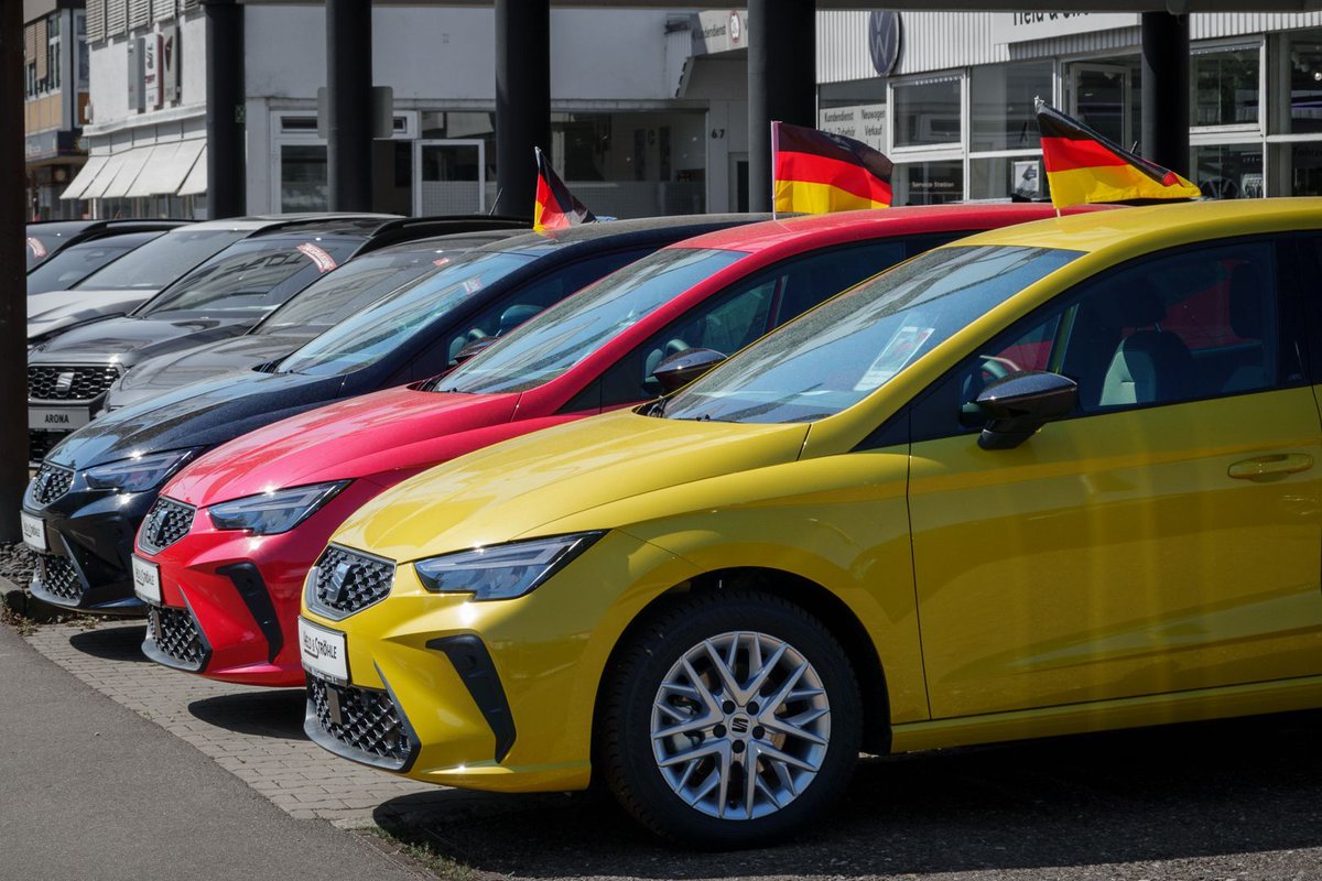 Stef2Ulm's tweet photo. Yeah, sure - black, red, gold… but those are all Spanish cars anyway 😏 - #ASmallIrony 
Shot yesterday in #NeuUlm for the #PMJWeeklyChallenge 51 @pmj_photos https://t.co/7c1hTCVwMP