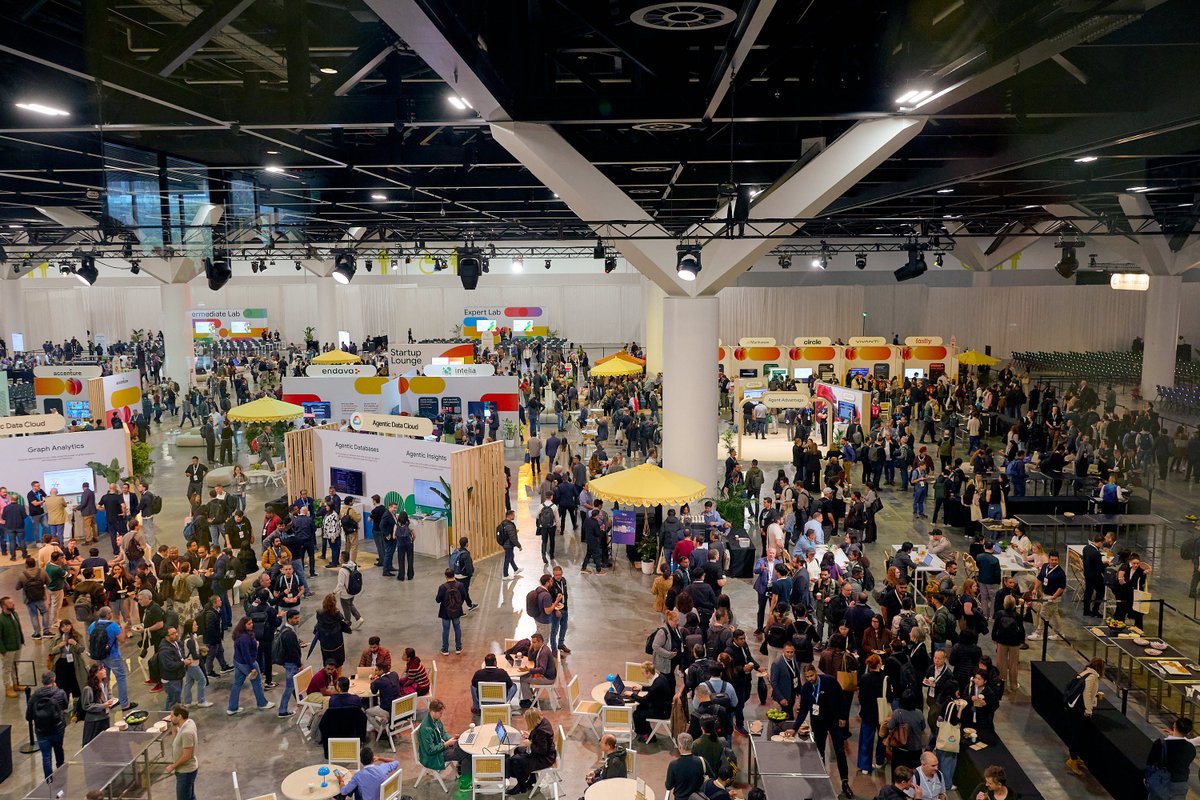 GoogleCloud_ANZ's tweet photo. From 6 breakout tracks to an action-packed show floor, the #GoogleCloudSummit Sydney / Warrane energy is unmatched! ✨ 

Leaders mapping AI roadmaps, attendees getting hands-on with Veo 3 &amp; exploring autonomous workflows. What was your favourite moment from the summit? 👇 https://t.co/PXHBwzh4t2