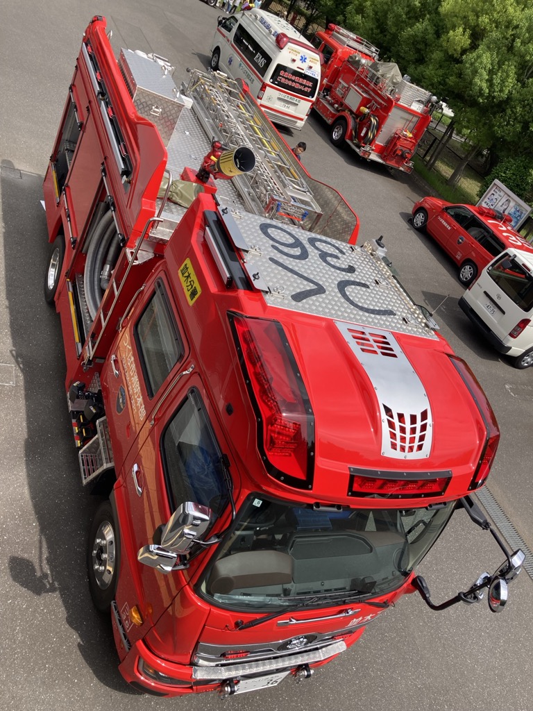 FD01088180's tweet photo. 中央消防署並木分署に新しく化学消防ポンプ自動車が配備されました🚒

危険物火災にも対応する「泡消火機能」と、交通事故の現場で命を救う「救助資器材」を兼ね備えた最新鋭の消防自動車です。

日々の確実な点検・整備を行い、地域の安全のために大切に運用していきます✨

@tsukubais #つくば消防 https://t.co/Z29H0CUl1F