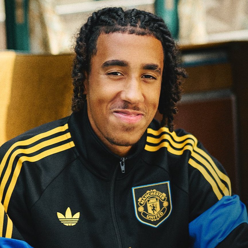 FrankEra_'s tweet photo. 🚨🌟 | NEW:

Leny Yoro is VERY HAPPY at #MUFC and those close to him describe him as hugely ambitious to succeed at Old Trafford.

He is motivated for the new season and already working in the summer break to return READY for the new campaign.

[@cmckennasport/@mjcritchley] https://t.co/xwFKShGgwu