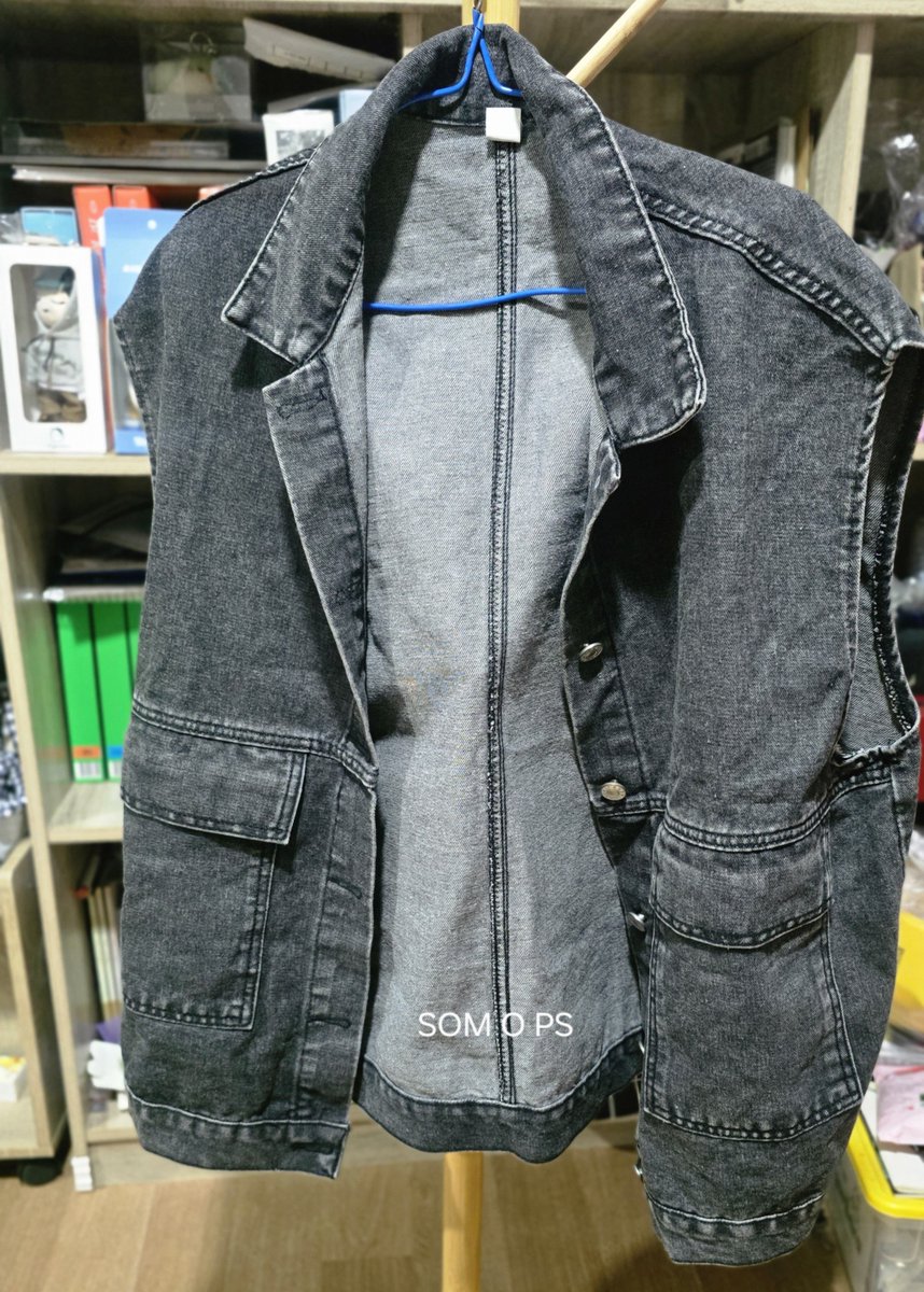 SoM_O_PS's tweet photo. ไซน์ครั้งแรกให้อะไรกับเรา เอาเสื้อไปให้ใส่ แจบอมถามว่าของใคร (แต่ก็ถามทุกอย่างแหละ) แล้วพอรู้ว่าเราเอาไปให้ แจบอมก็กันมายกนิ้วให้ @defjaybkr  "I'm glad you like it" #JAYB https://t.co/Q2cupoE8SE