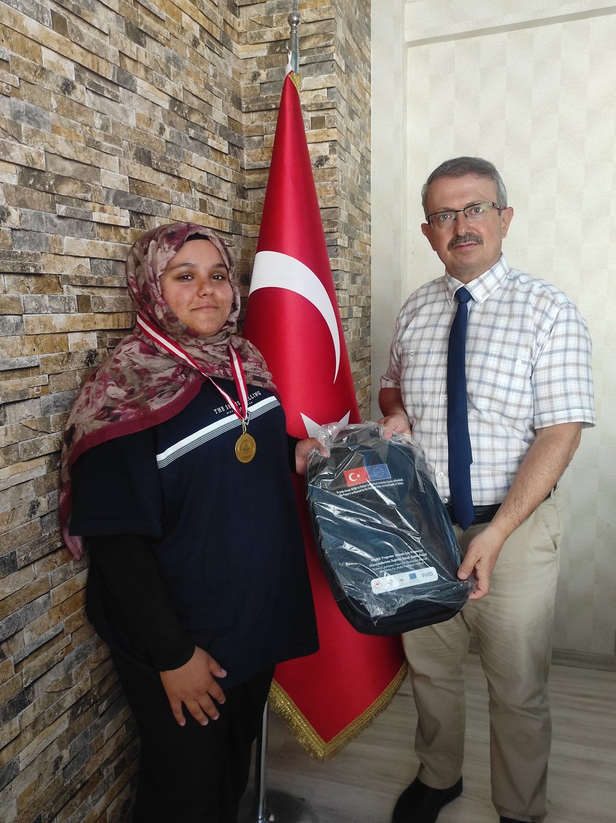 Akorenmem's tweet photo. Yıl sonu programında görev alan öğrencilerimiz İlçe Millî Eğitim Müdürümüz Sn. Hakan BOZDAĞ tarafından ödüllendirildi. 
Öğrencilerimiz; Kur'an tilaveti, şiir ve müzik sunumu ve aşık ile maşuk gösterisindeki görevlerini en güzel şekilde yerine getirdiler. https://t.co/noU4GHa68c